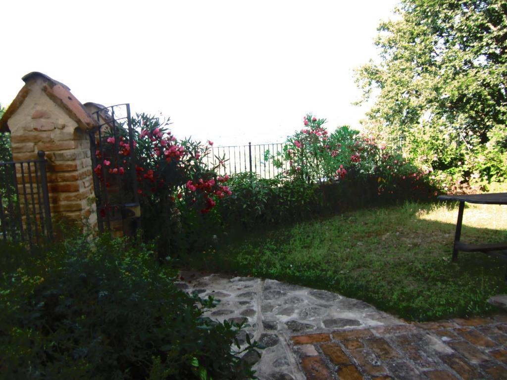 Castello Di Cisterna Aparthotel Gaglietole Buitenkant foto