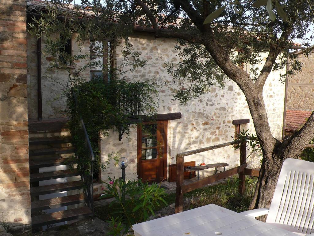 Castello Di Cisterna Aparthotel Gaglietole Buitenkant foto