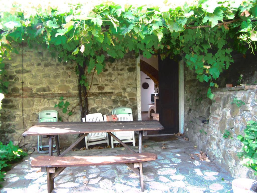 Castello Di Cisterna Aparthotel Gaglietole Buitenkant foto