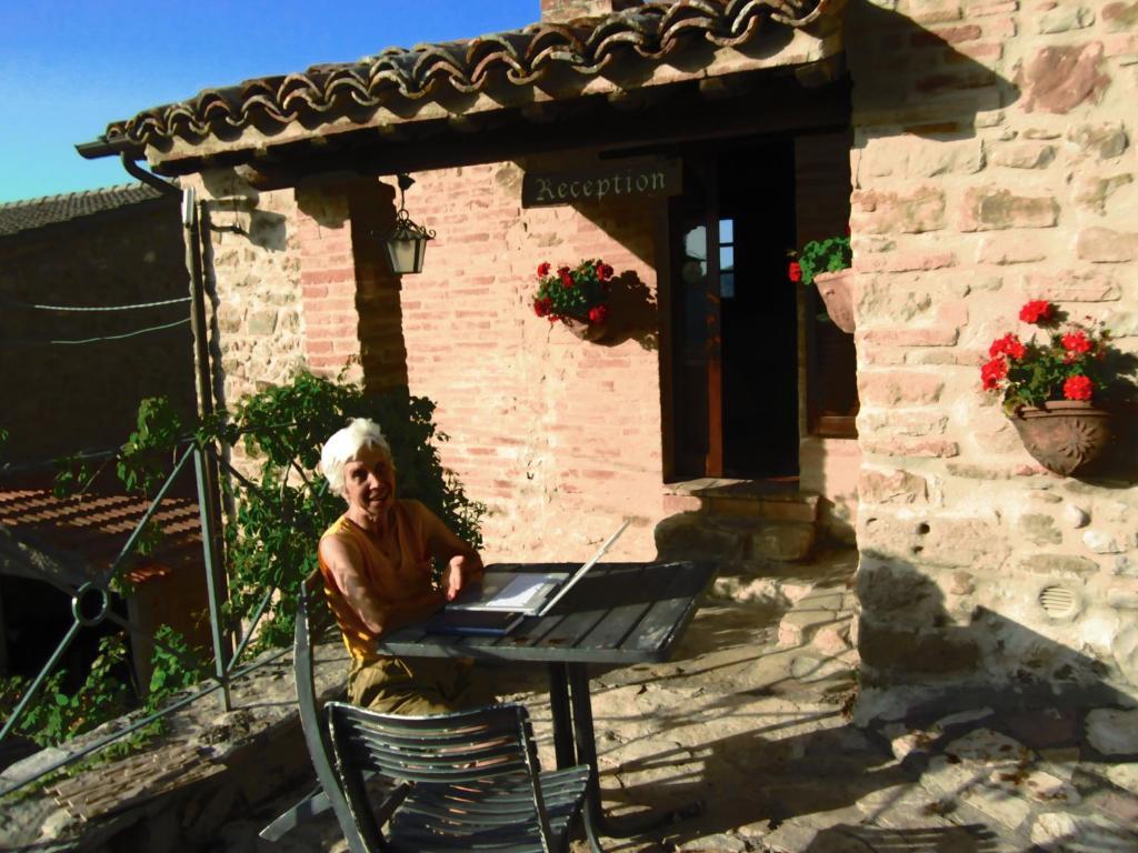 Castello Di Cisterna Aparthotel Gaglietole Buitenkant foto