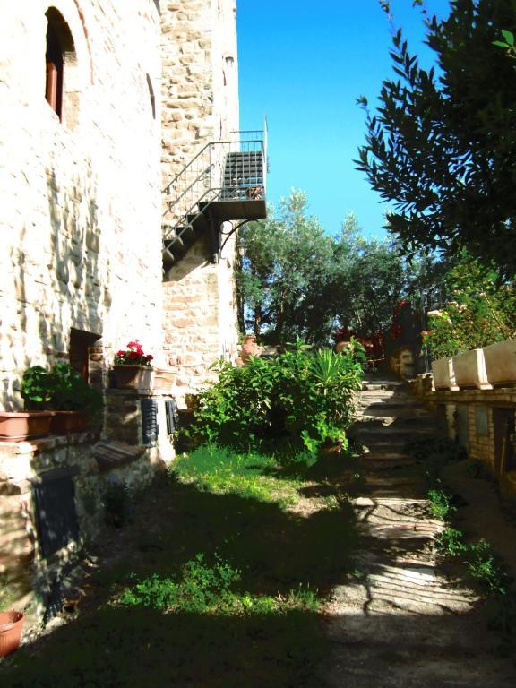 Castello Di Cisterna Aparthotel Gaglietole Buitenkant foto