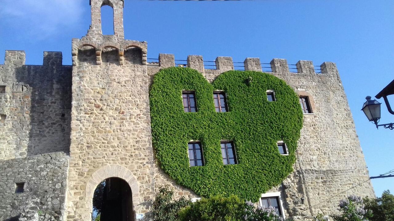 Castello Di Cisterna Aparthotel Gaglietole Buitenkant foto