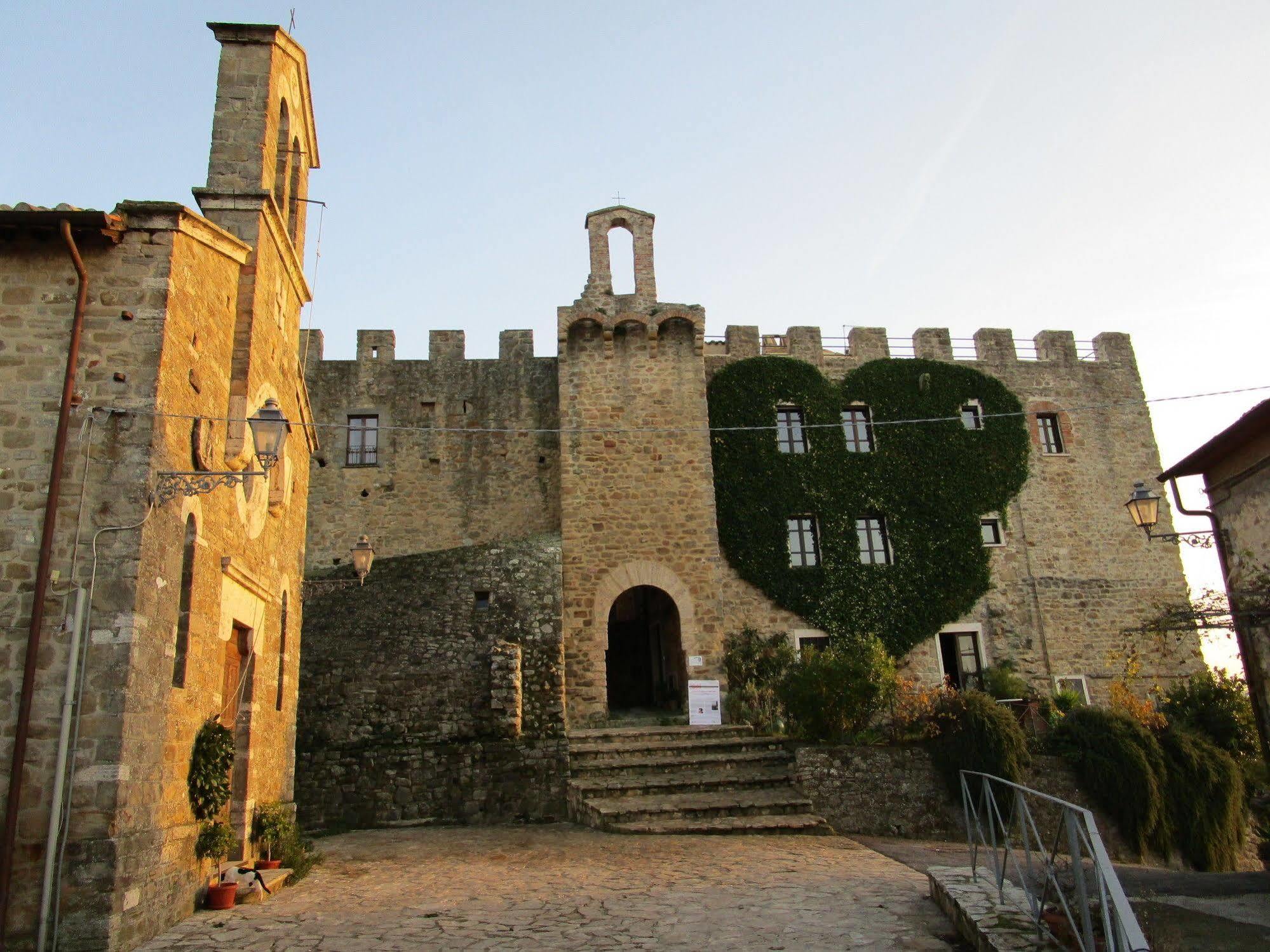 Castello Di Cisterna Aparthotel Gaglietole Buitenkant foto