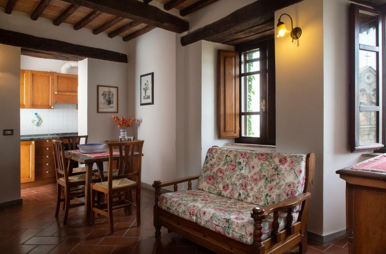Castello Di Cisterna Aparthotel Gaglietole Buitenkant foto