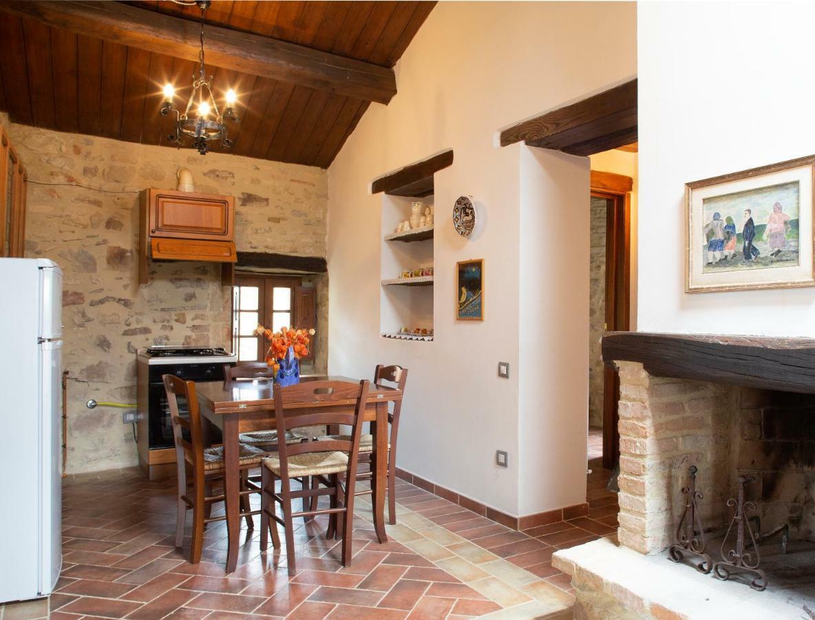 Castello Di Cisterna Aparthotel Gaglietole Buitenkant foto